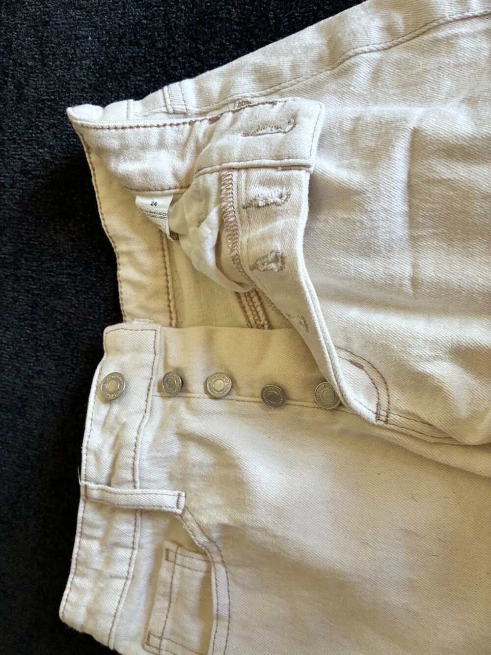 Short en jeans beige clair size 24 ou xs avec boutonnière.